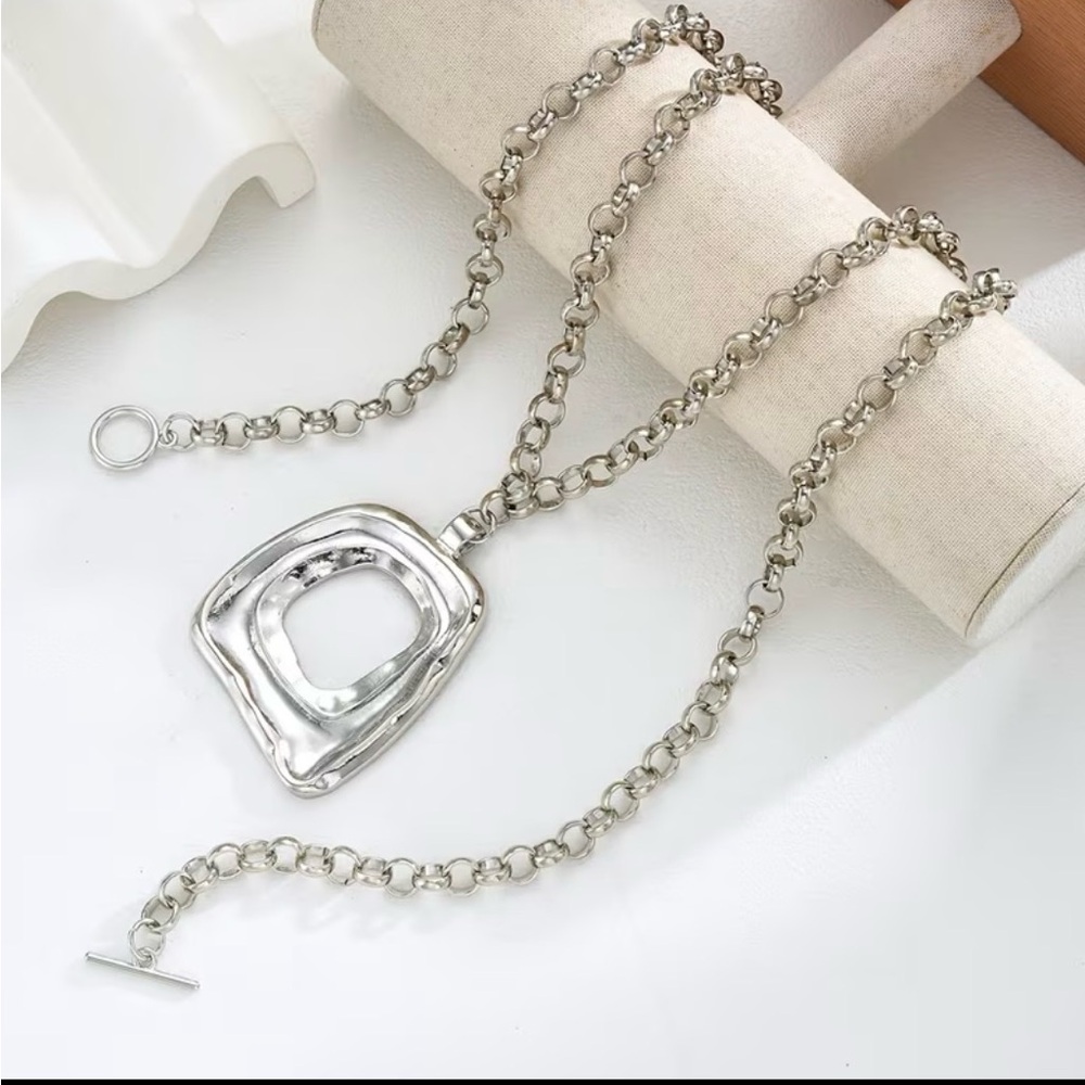 Exaggerated Silver Geometric Necklace with Toggle Clasp - Picture 2 of 9
